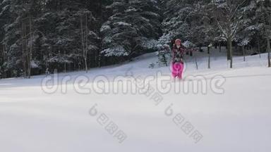 冬天，女人在雪地里奔跑，举起手臂